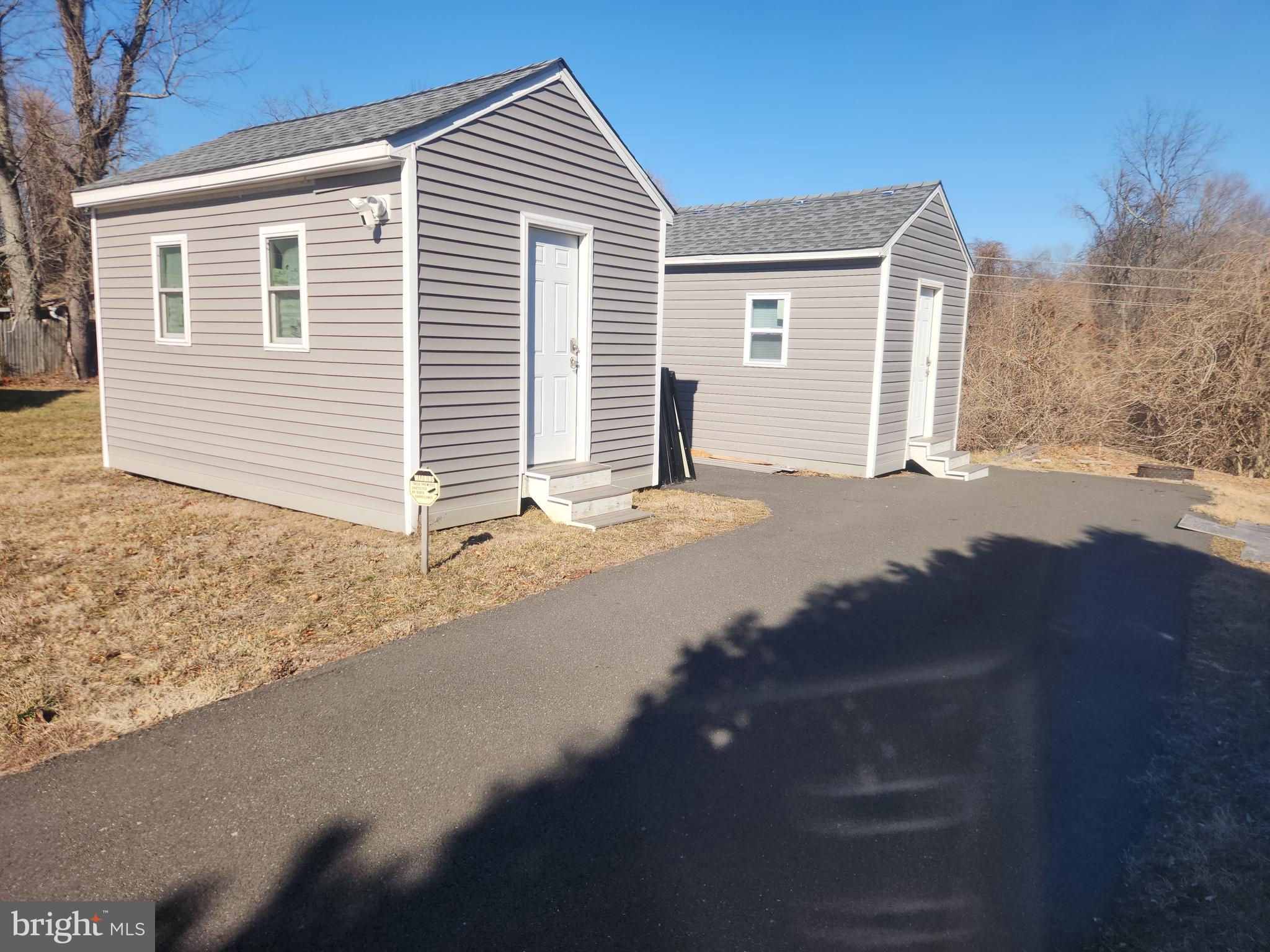 a view of a house with backyard and road