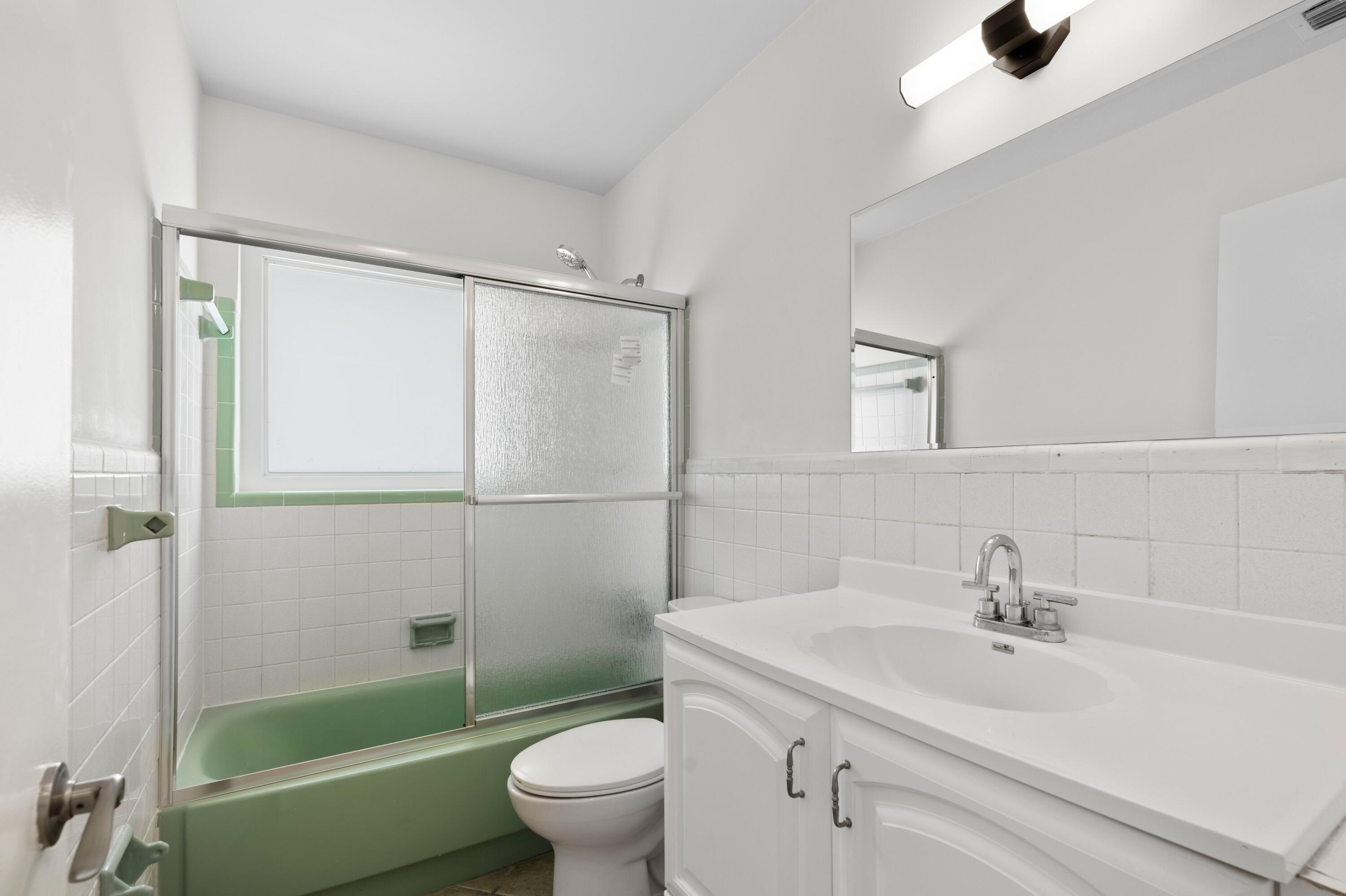 466 Northeast 38th Street Boca Raton, FL 33431 - Photo 18 of 36 Bathroom #2
