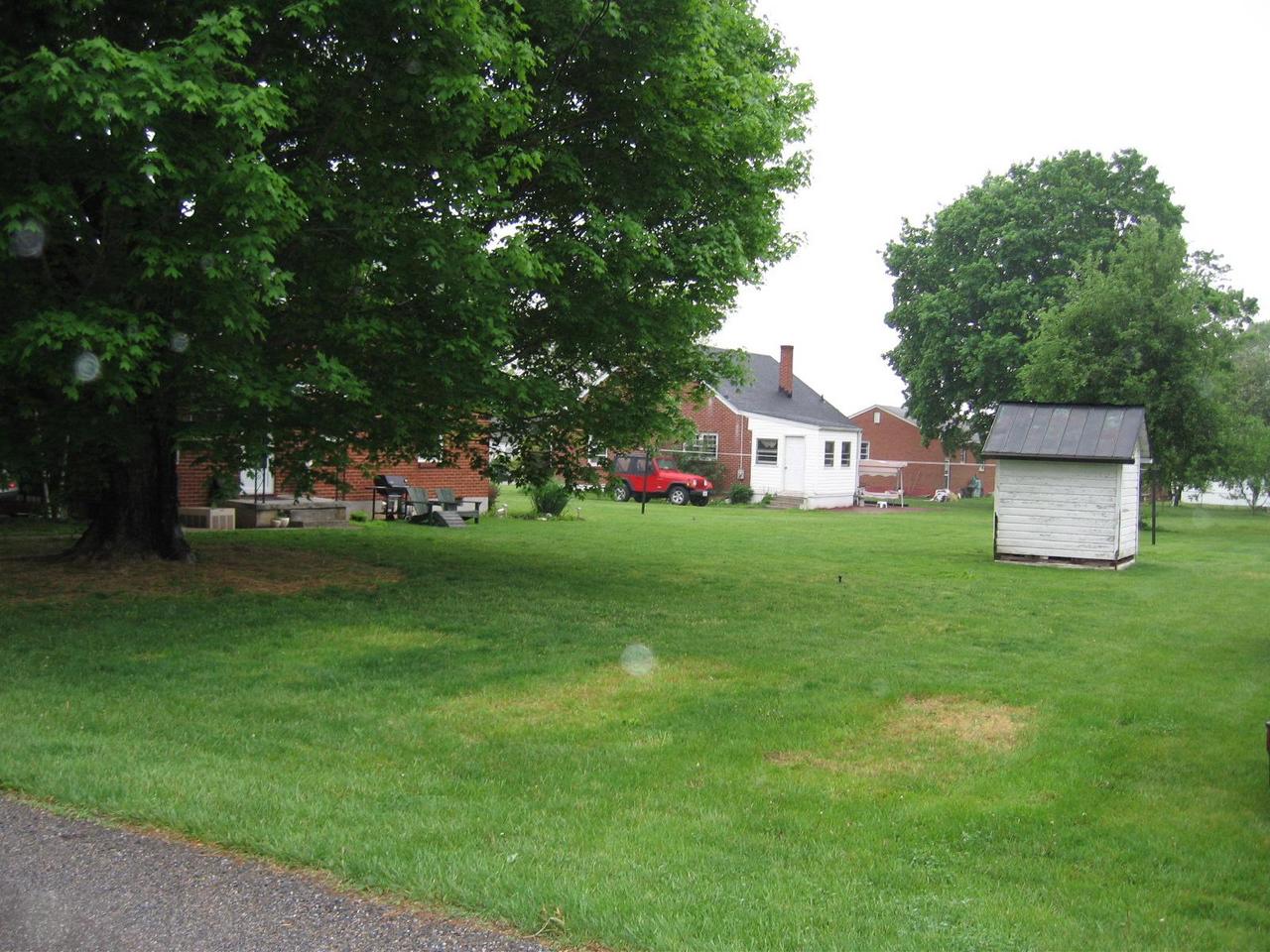 203 Knoll Road Roanoke, VA 24019 - Photo 11 of 11 a front view of a house with garden