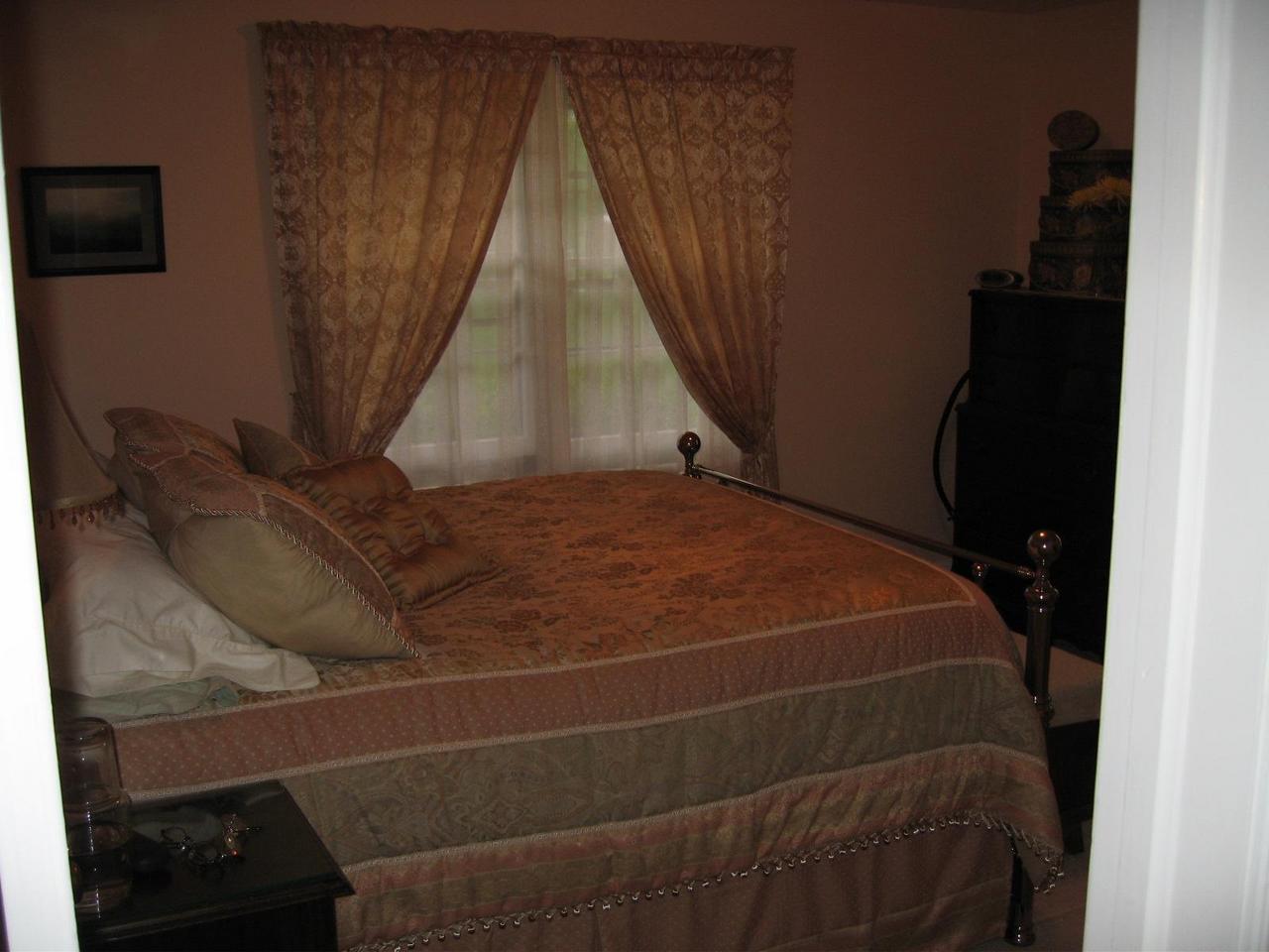 203 Knoll Road Roanoke, VA 24019 - Photo 9 of 11 a bed sitting in a bedroom next to a small yard