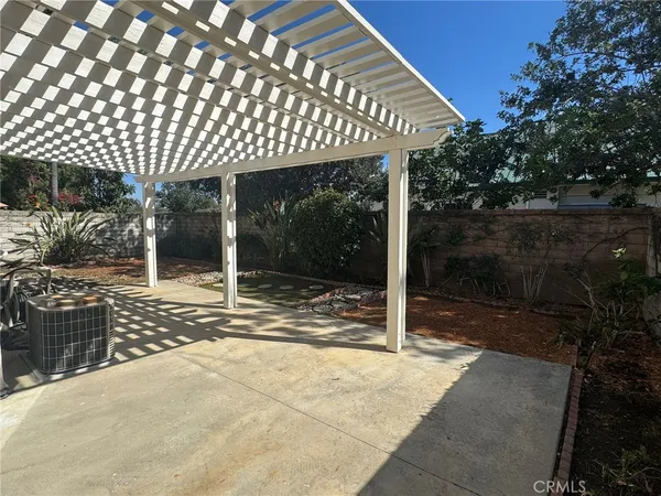 a view of a house with backyard and porch