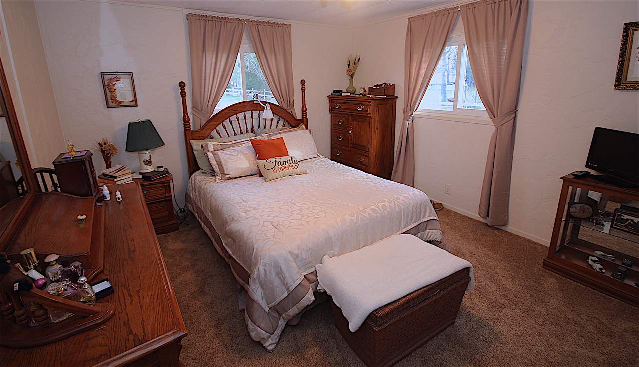 5520 South Shepherd Road Shepherd, MI 48883 - Photo 15 of 40 1825842-14.JPG