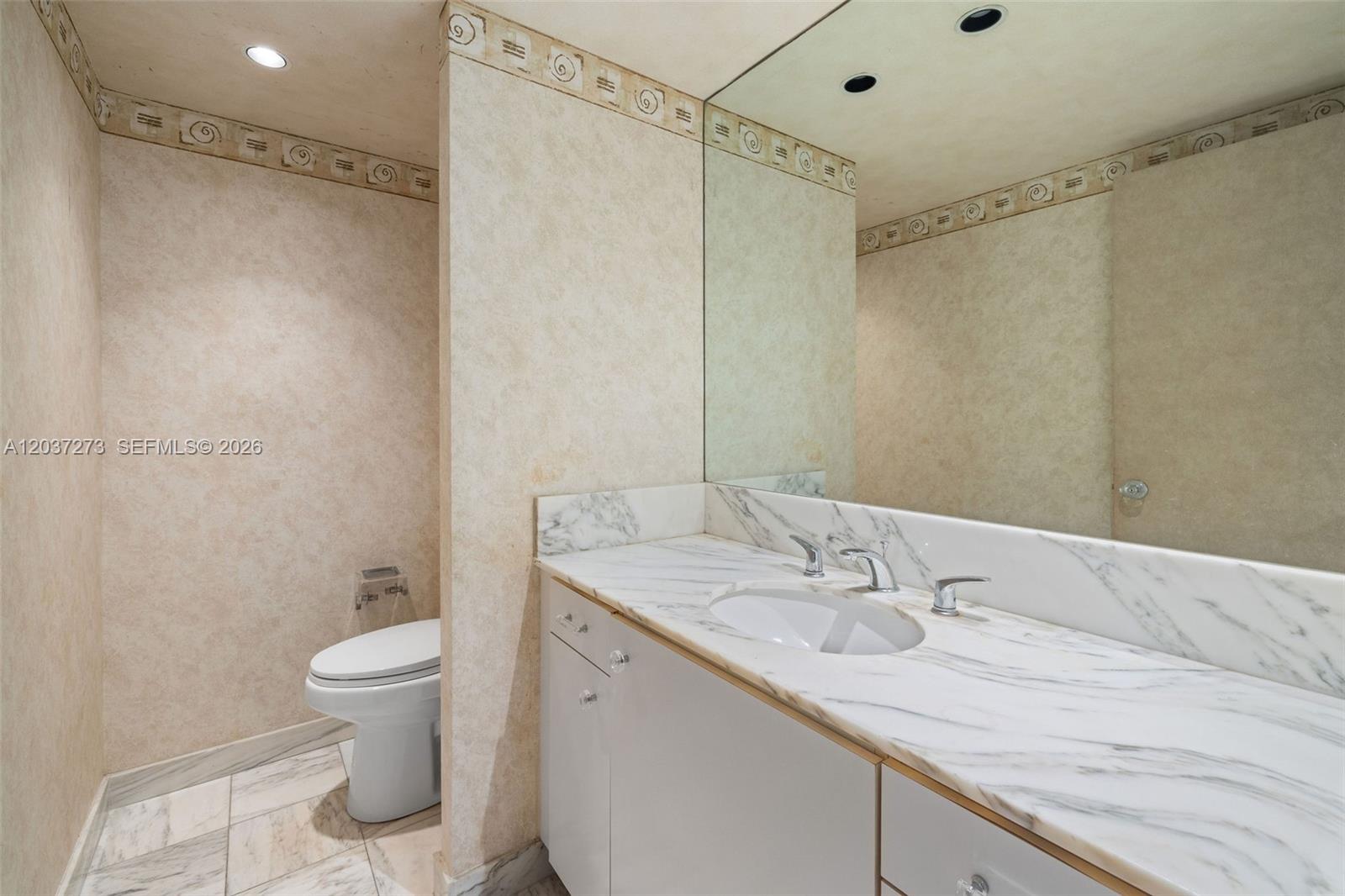 5500 Collins Avenue, Unit 1401 Miami Beach, FL 33140 - Photo 13 of 38 Powder Room