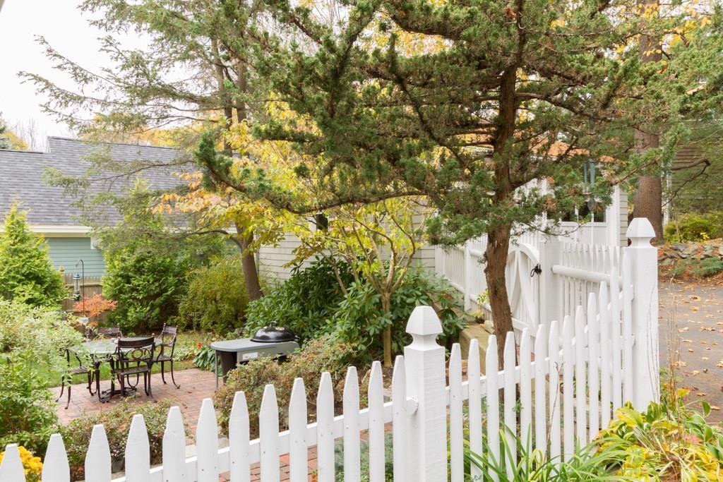 823 Shore Road Cape Elizabeth, ME 04107 - Photo 5 of 34 Landscaped garden