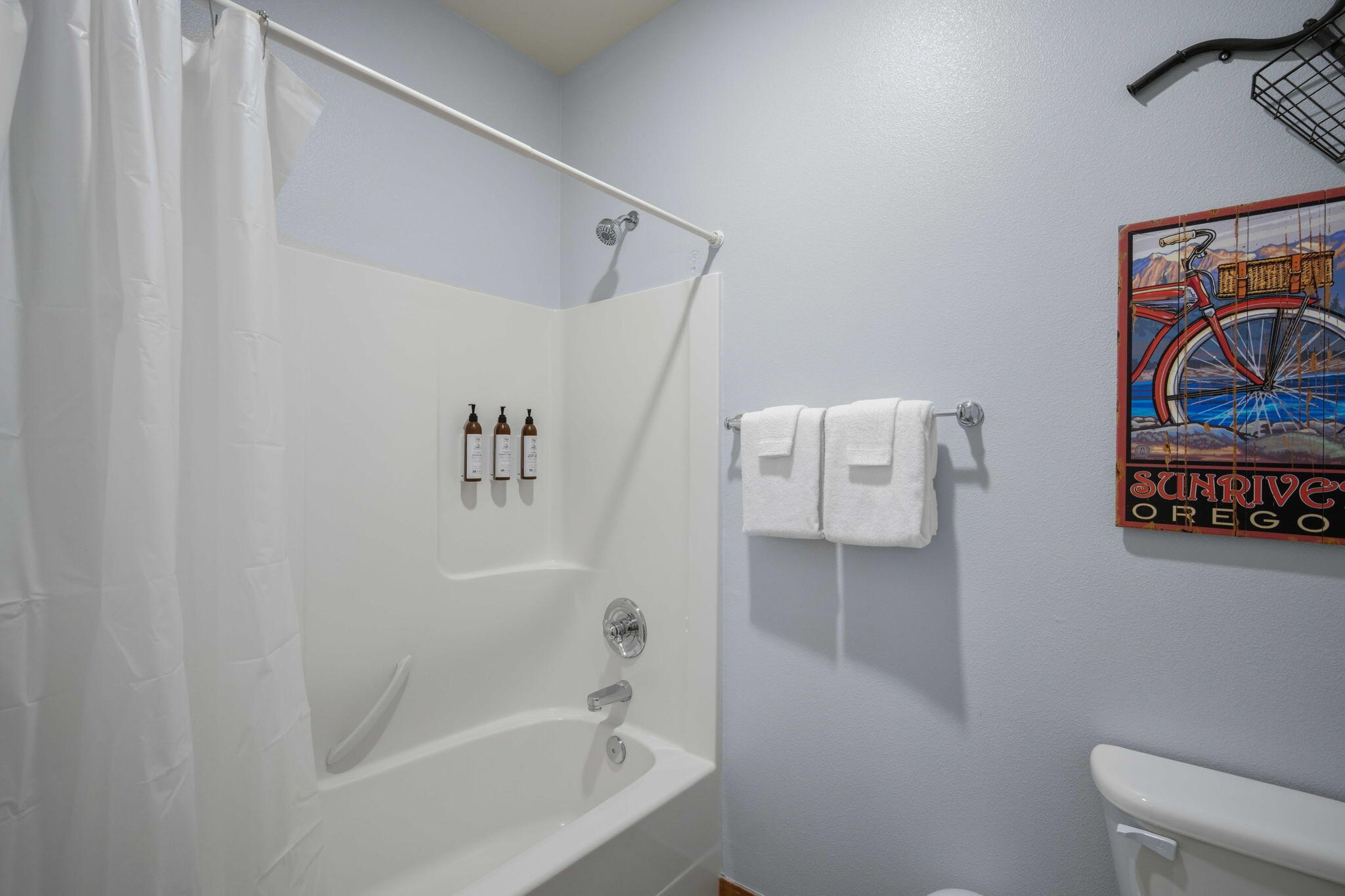 57129 Evergreen Loop, Unit 44 Sunriver, OR 97707 - Photo 26 of 59 a bathroom with a shower and a bath tub