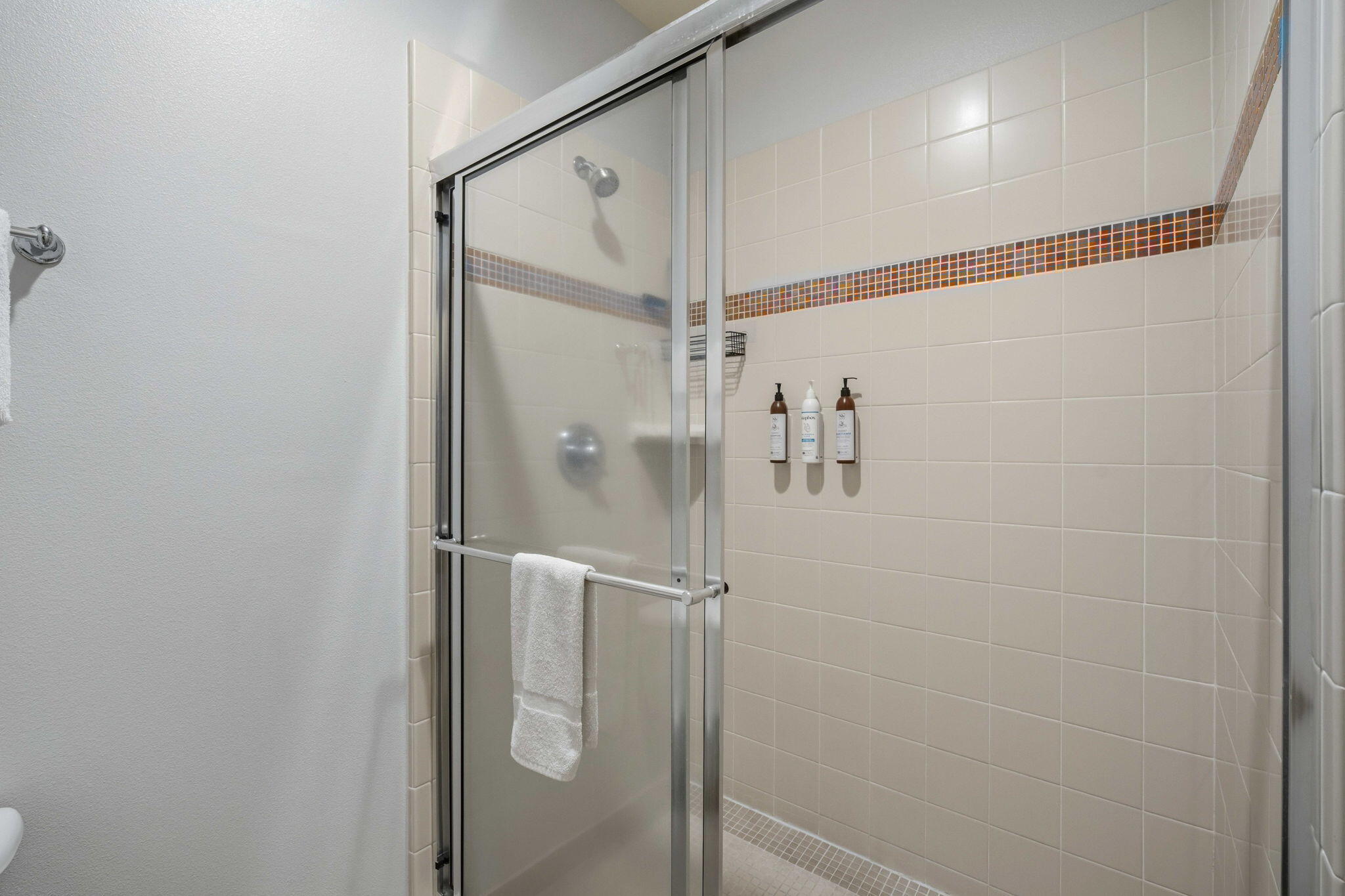 57129 Evergreen Loop, Unit 44 Sunriver, OR 97707 - Photo 31 of 59 a bathroom with a glass shower door