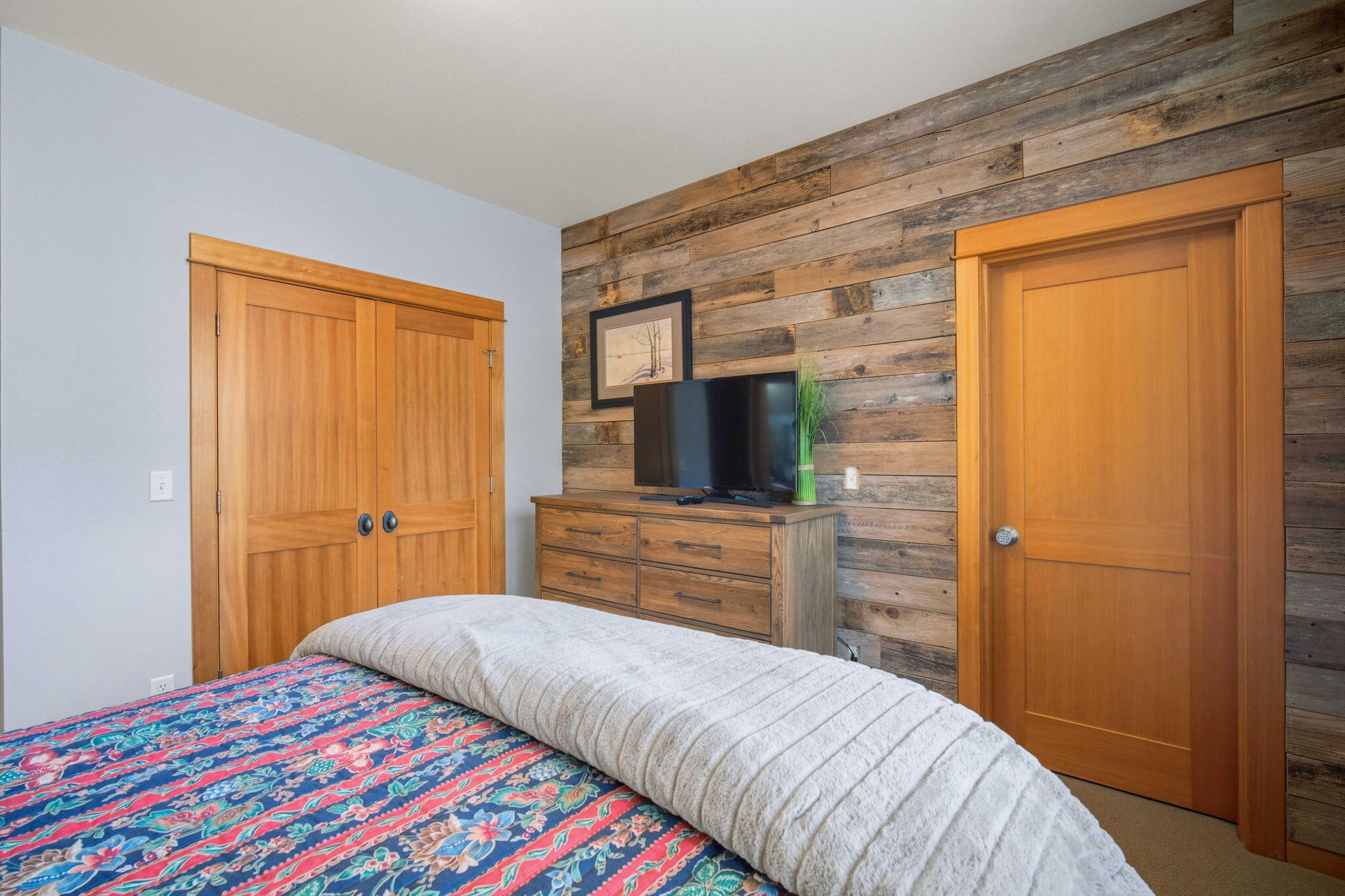 57129 Evergreen Loop, Unit 44 Sunriver, OR 97707 - Photo 32 of 59 a bedroom with a bed and a dresser