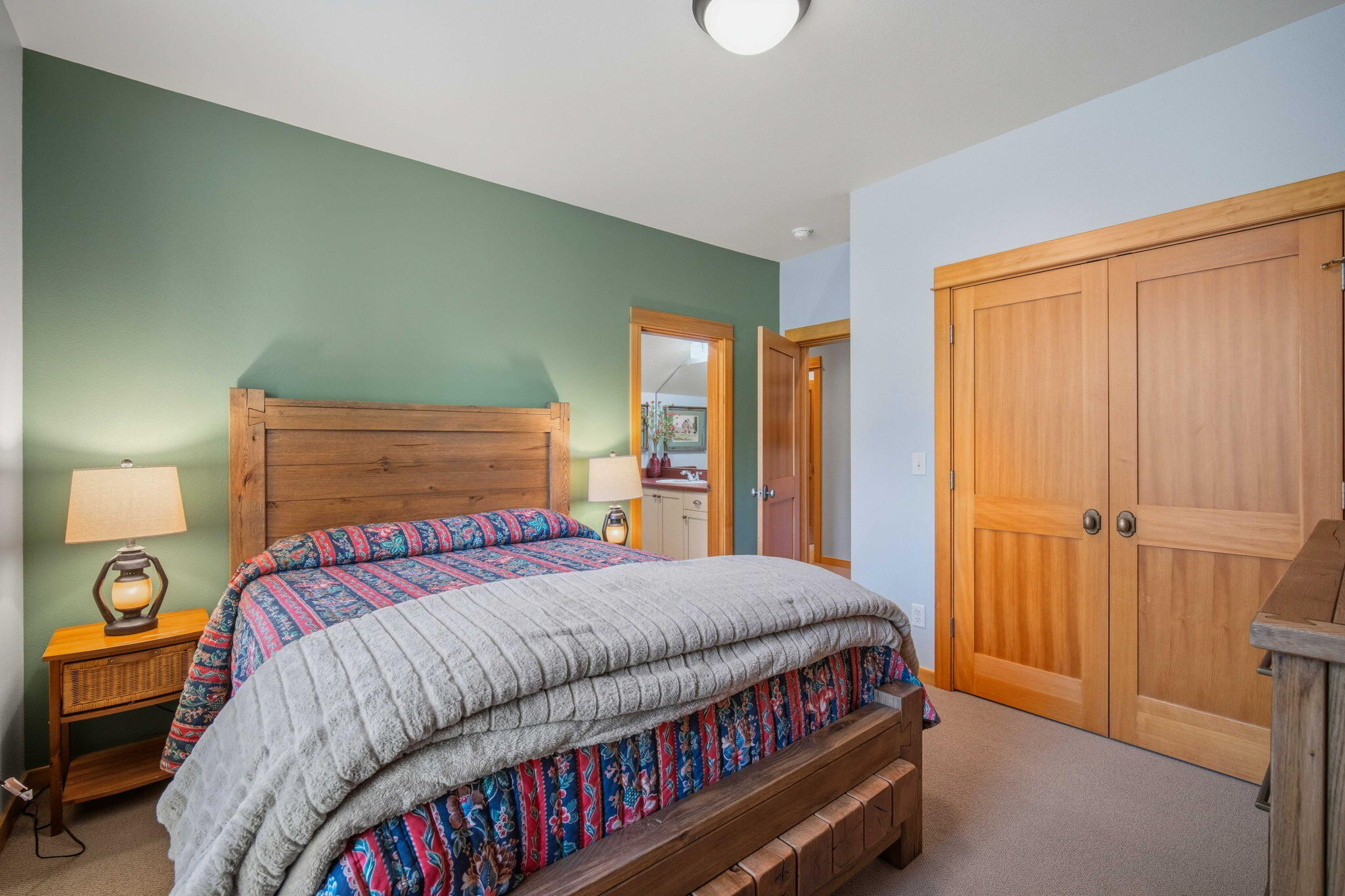 57129 Evergreen Loop, Unit 44 Sunriver, OR 97707 - Photo 33 of 59 a bedroom with a bed and a closet