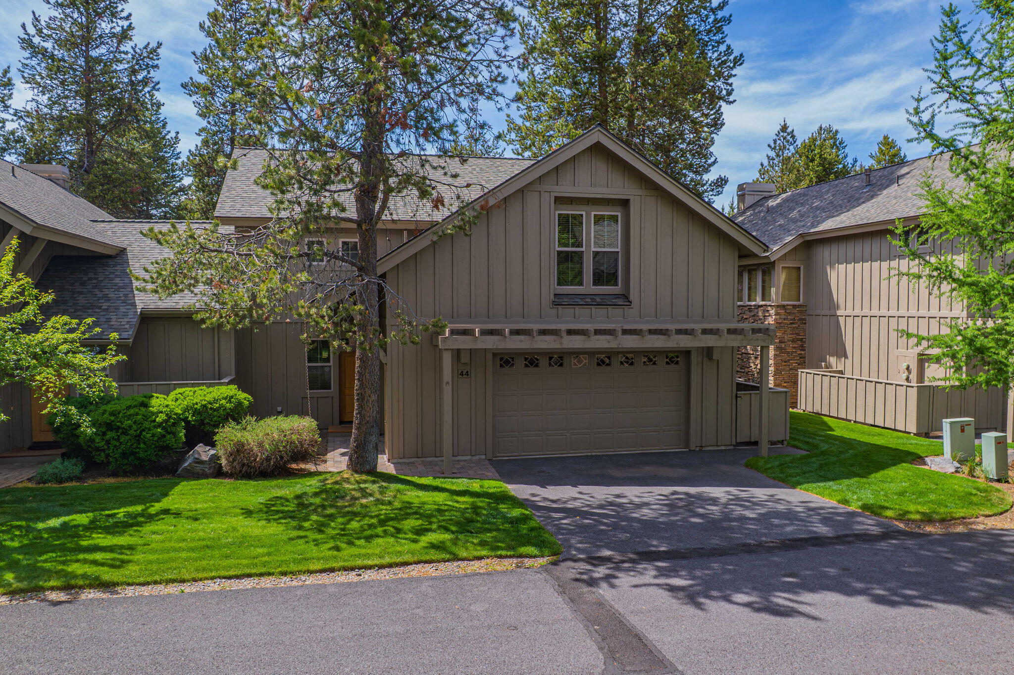 57129 Evergreen Loop, Unit 44 Sunriver, OR 97707 - Photo 46 of 59 a front view of a house with garden