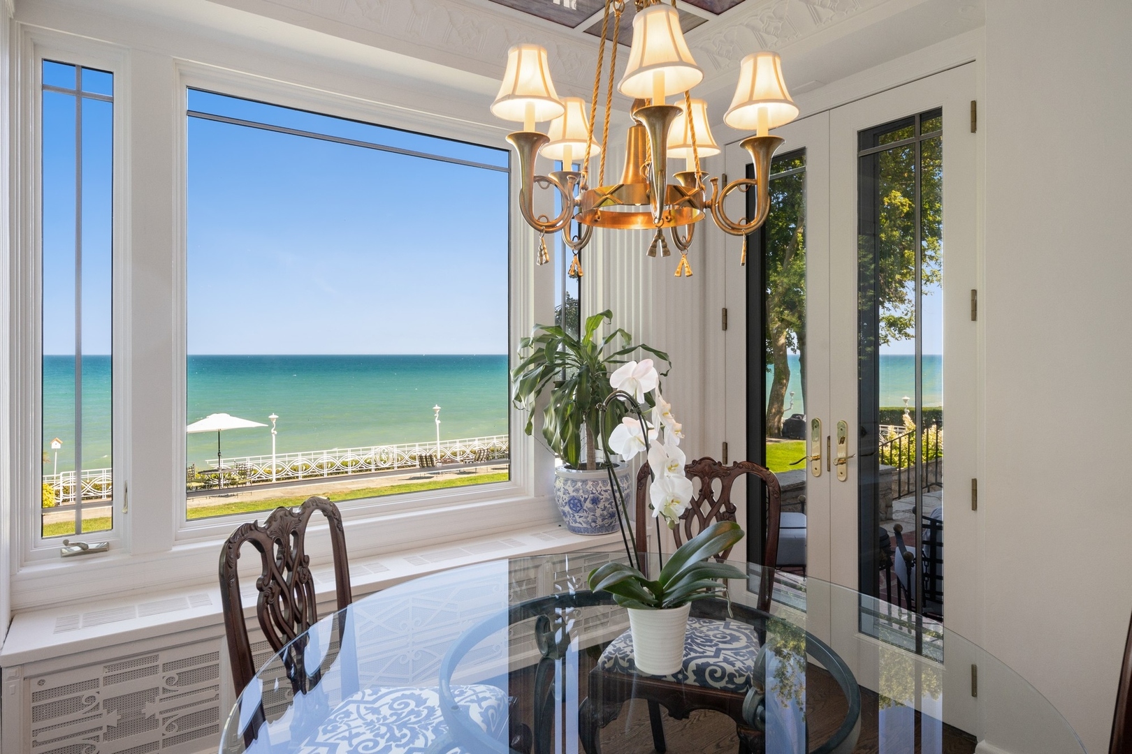 445 Sheridan Road Winnetka, IL 60093 - Photo 15 of 74 a dining room with furniture and window
