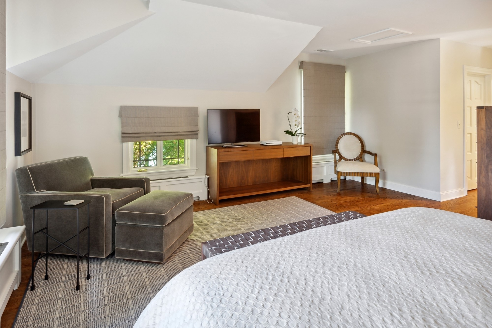 445 Sheridan Road Winnetka, IL 60093 - Photo 24 of 74 a bedroom with furniture and a flat screen tv