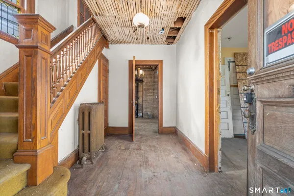 a view of an entryway with a livingroom