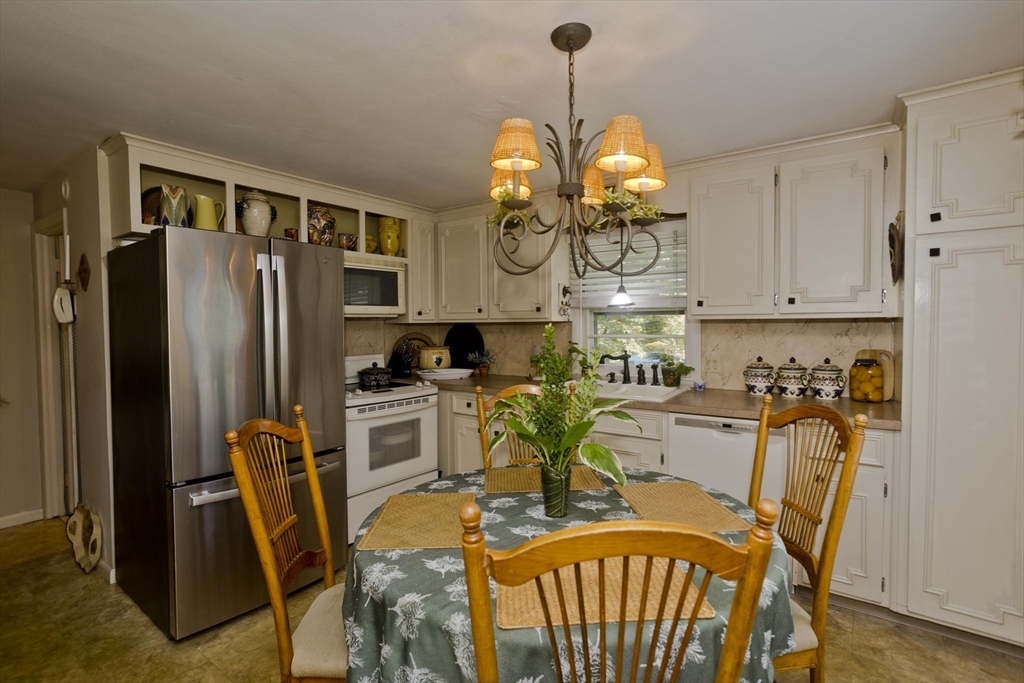 56 Santa Maria Street Springfield, MA 01104 - Photo 4 of 19