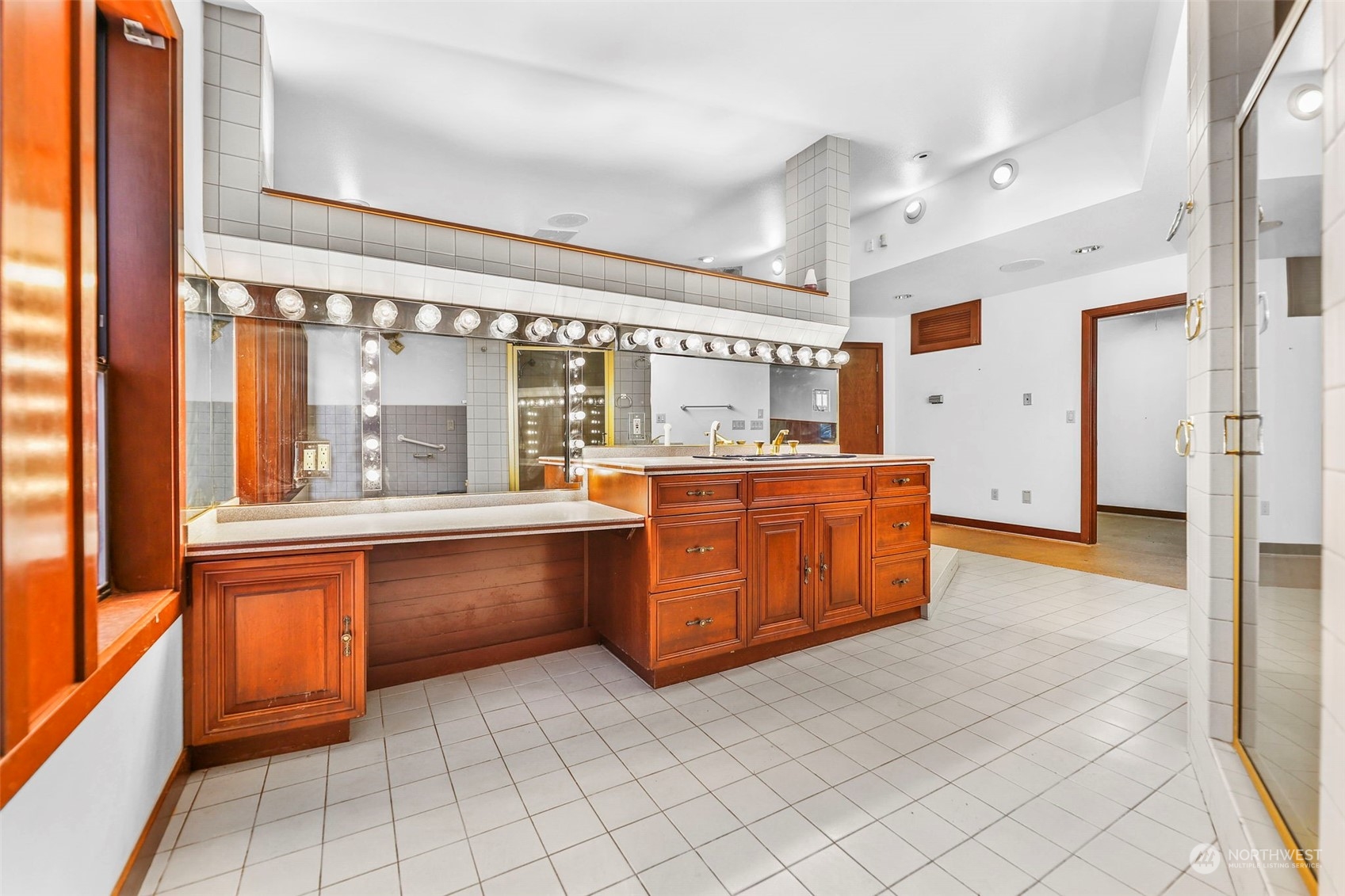 33600 132nd Street Southeast Sultan, WA 98294 - Photo 24 of 40 a large white kitchen with a window