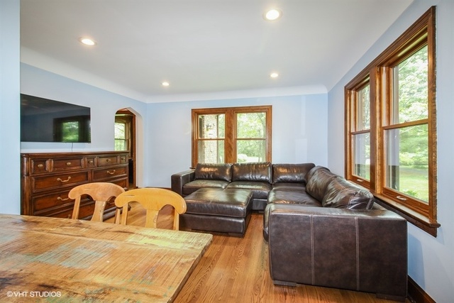 9048 Maple Avenue Burr Ridge, IL 60527 - Photo 2 of 10