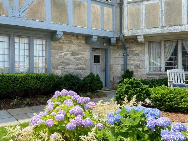 $4,800 | 61 Ledge Road, Unit J, Newport, RI 02840