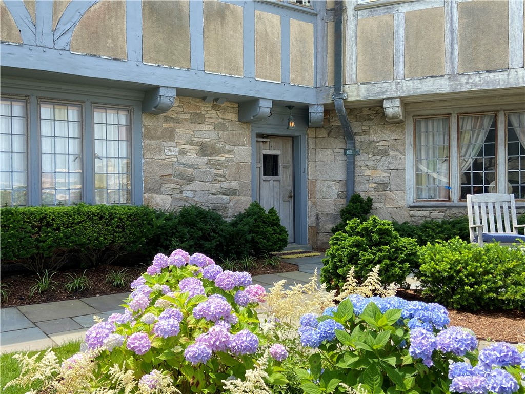 61 Ledge Road, Unit J Newport, RI 02840 - Photo 5 of 36