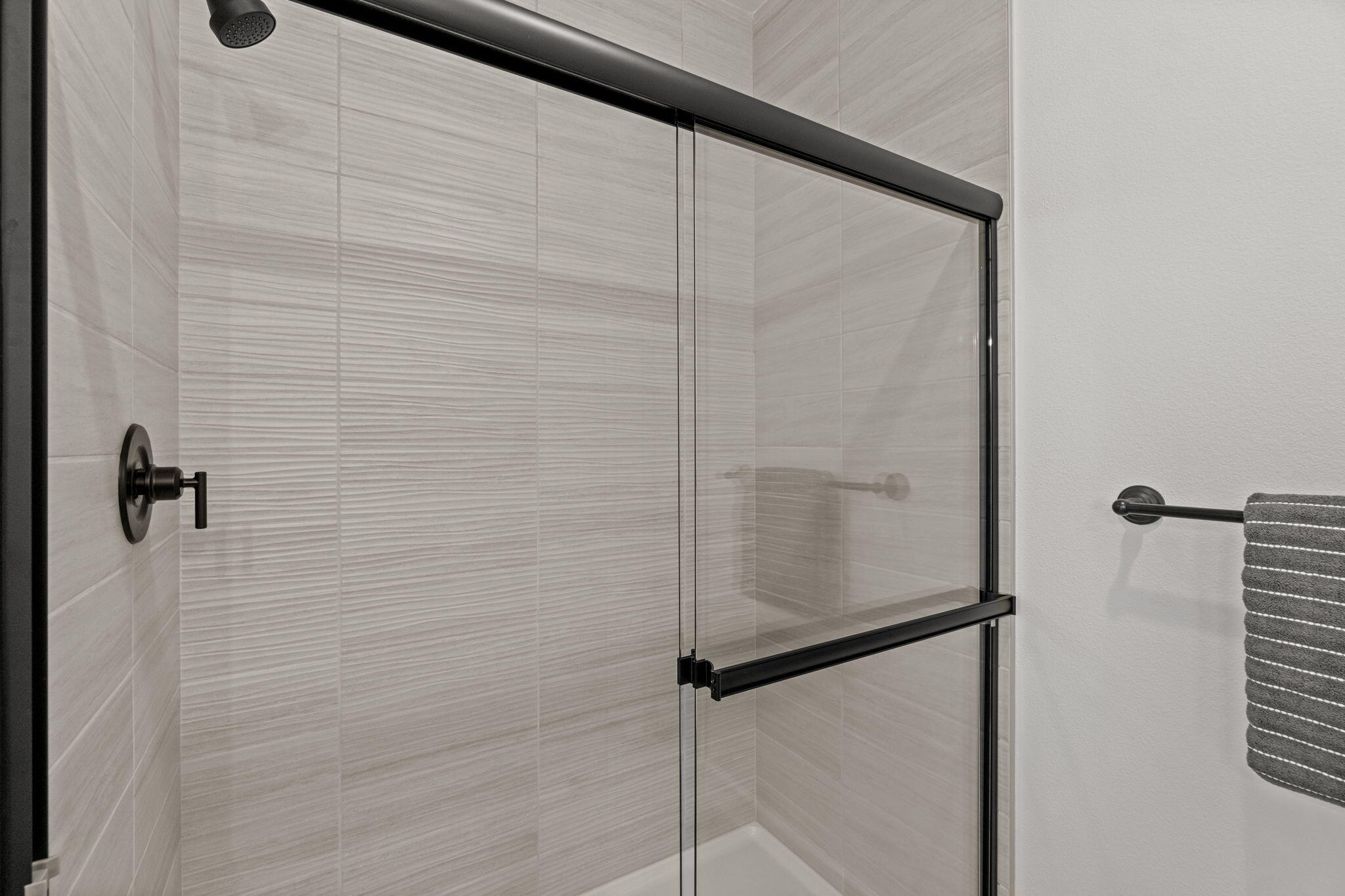 2835 Northeast Wells Acres Road, Unit LOT #16 Bend, OR 97701 - Photo 20 of 25 Primary tile shower