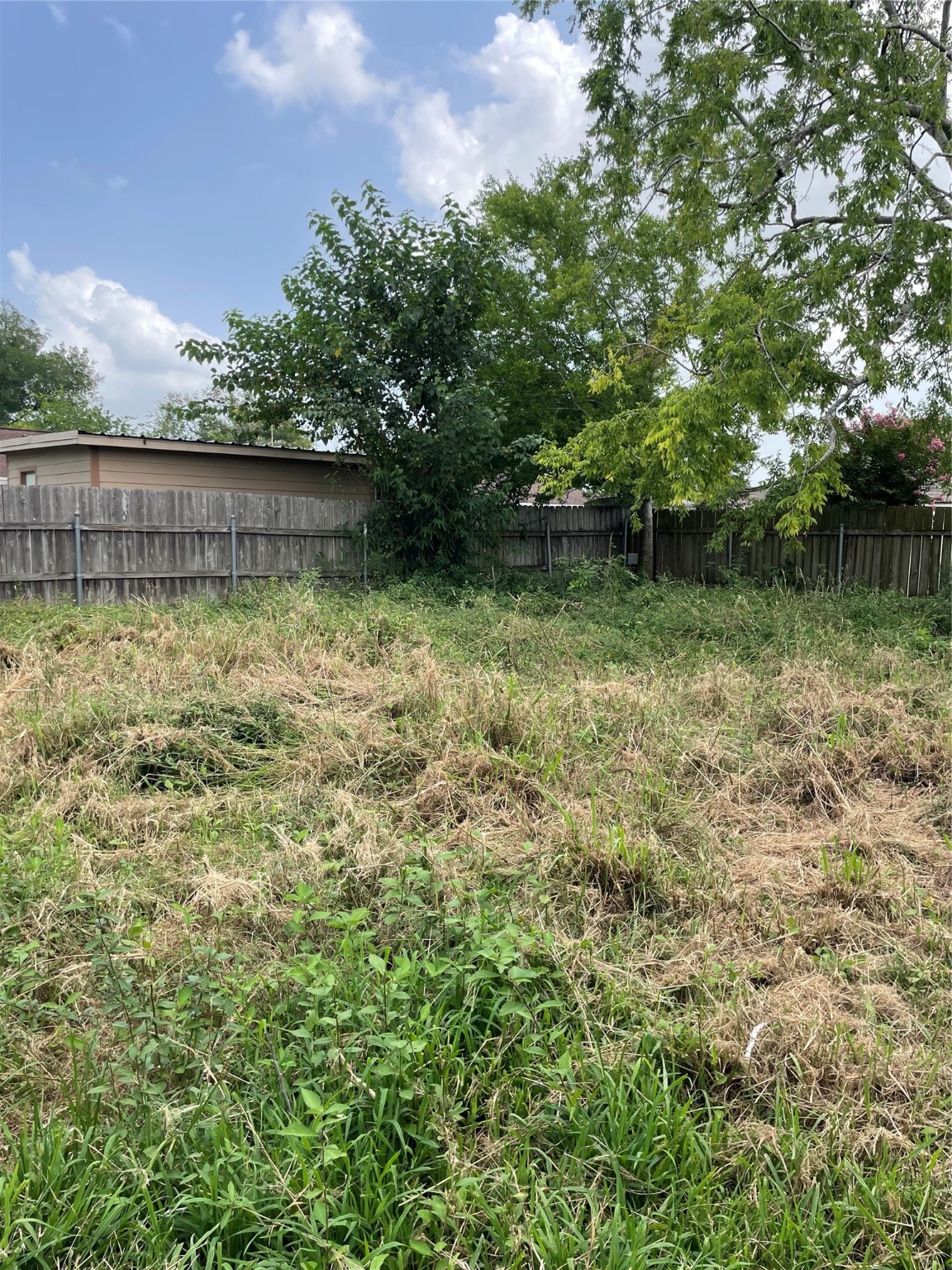 814 Deercrest Street Channelview, TX 77530 - Photo 13 of 14 a backyard of a house with lots of green space and lake view