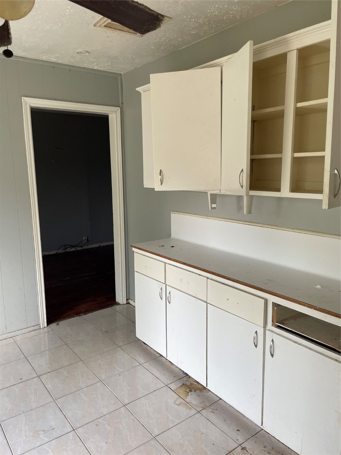 814 Deercrest Street Channelview, TX 77530 - Photo 4 of 14 a bathroom with a sink and a mirror