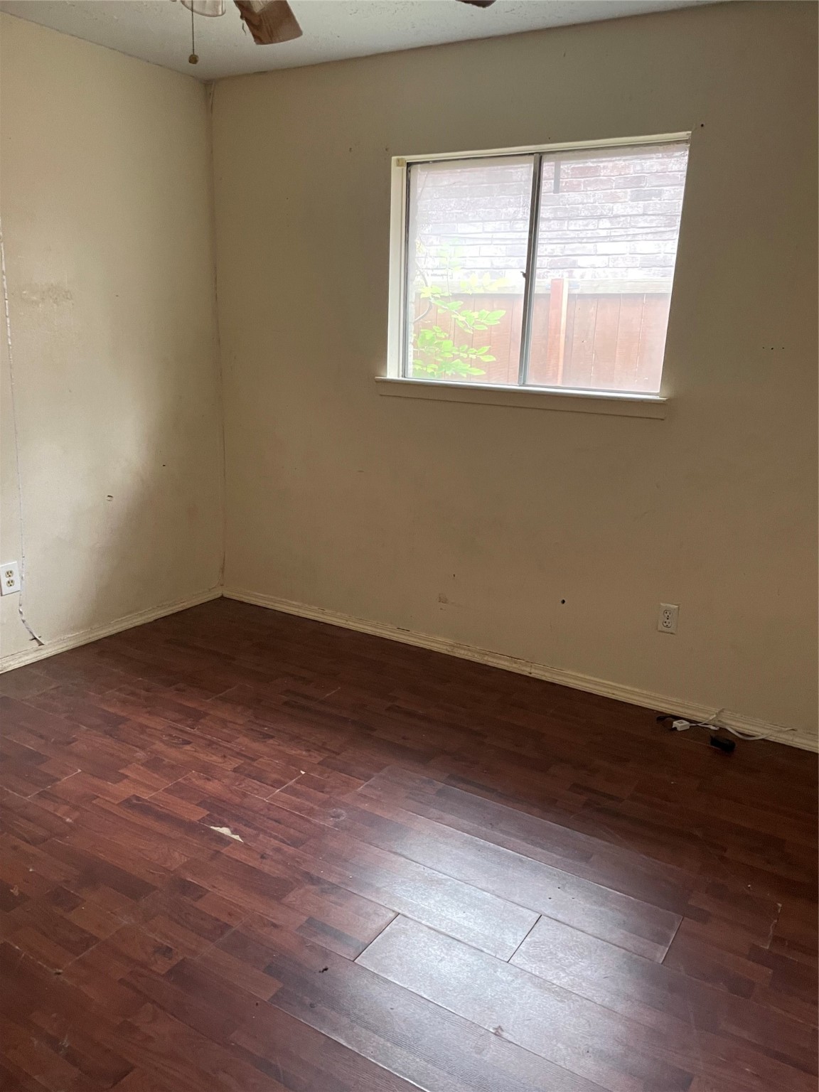 814 Deercrest Street Channelview, TX 77530 - Photo 8 of 14 an empty room with a window