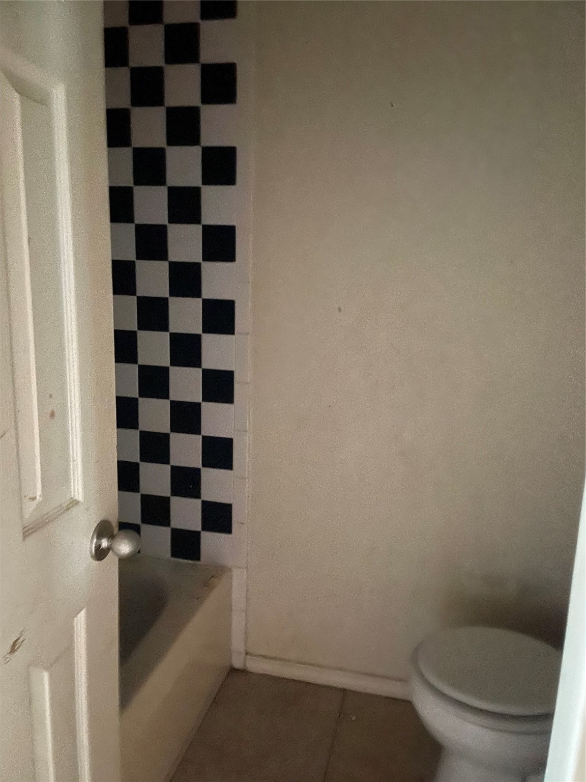 814 Deercrest Street Channelview, TX 77530 - Photo 9 of 14 a bathroom with a bathtub and a toilet