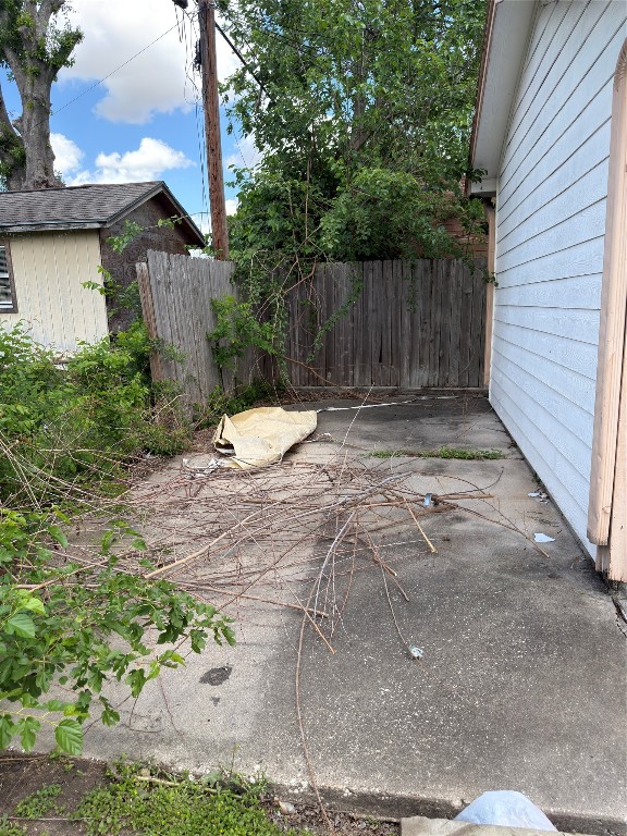 619 Burke Road Pasadena, TX 77506 - Photo 14 of 23 LEFT SIDE OF STUDIO ROOM
