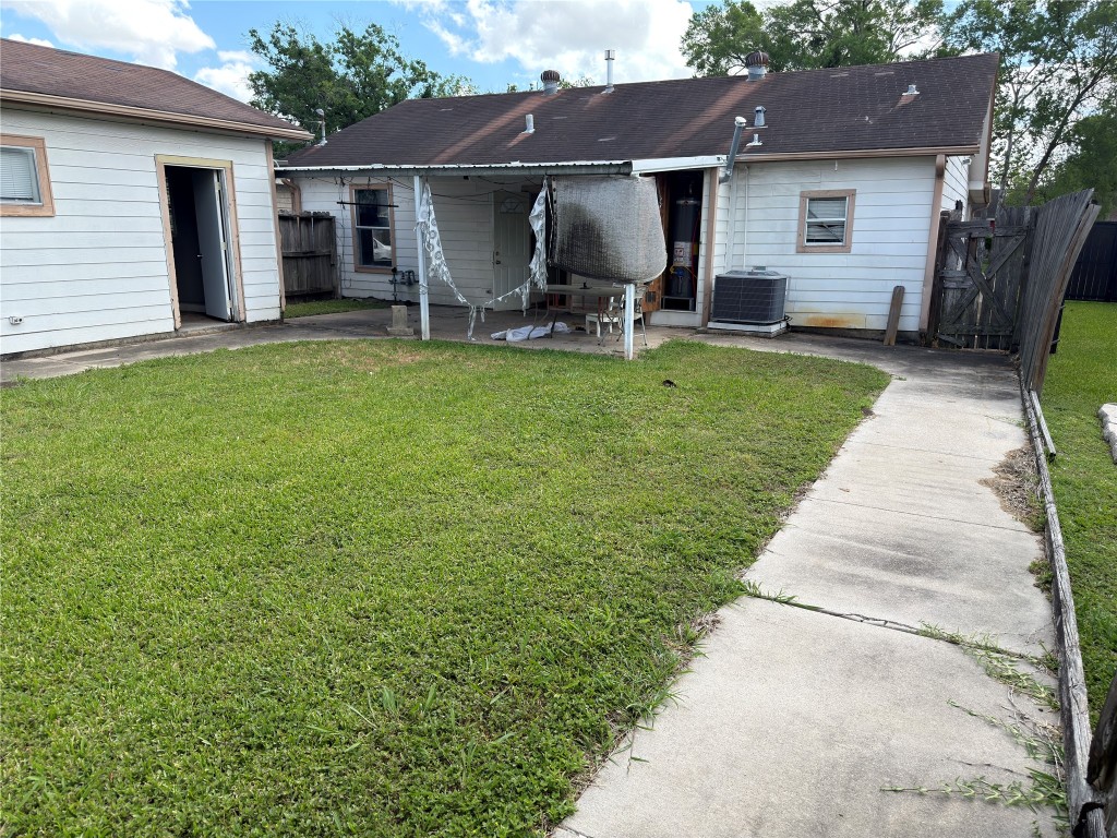 619 Burke Road Pasadena, TX 77506 - Photo 16 of 23 BACK YARD