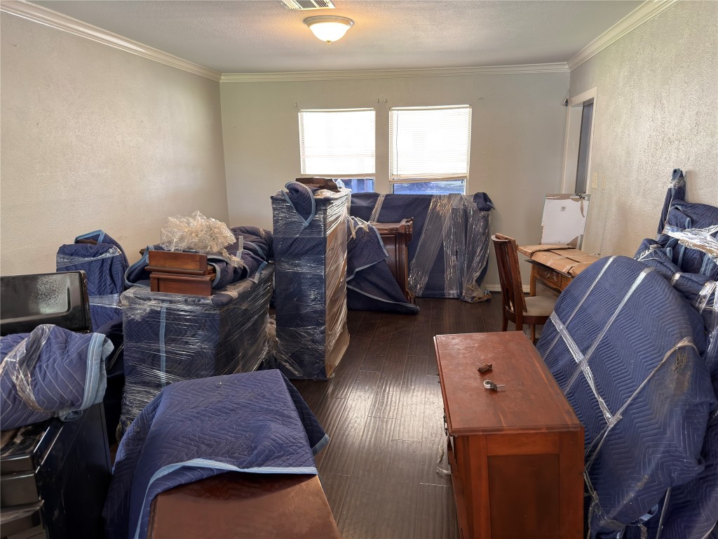 619 Burke Road Pasadena, TX 77506 - Photo 3 of 23 LIVING ROOM