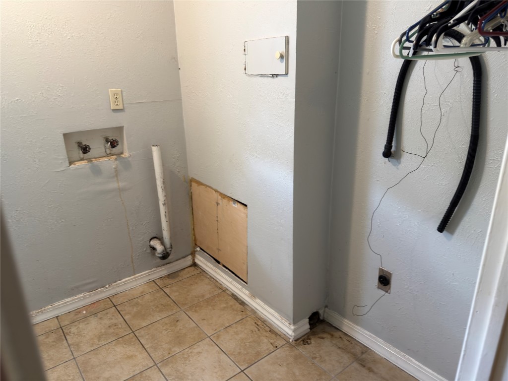 619 Burke Road Pasadena, TX 77506 - Photo 6 of 23 LAUNDRY ROOM IN PRIMARY BATH