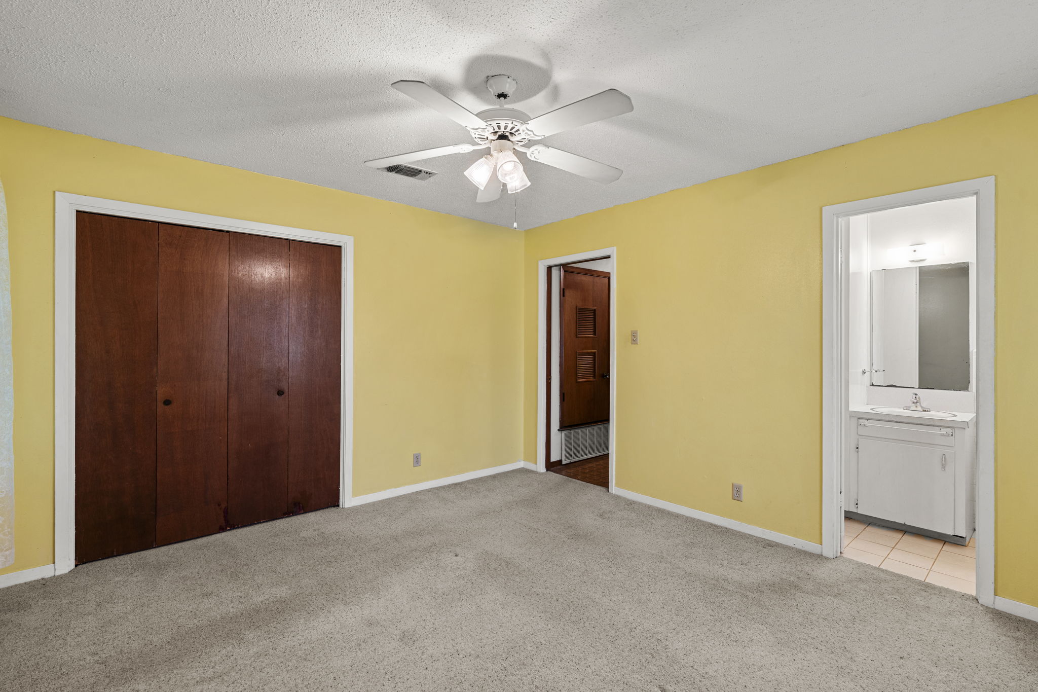 3511 Wyldwood Road Austin, TX 78739 - Photo 26 of 40 Unfurnished bedroom featuring carpet floors, connected bathroom, a ceiling fan, and a closet