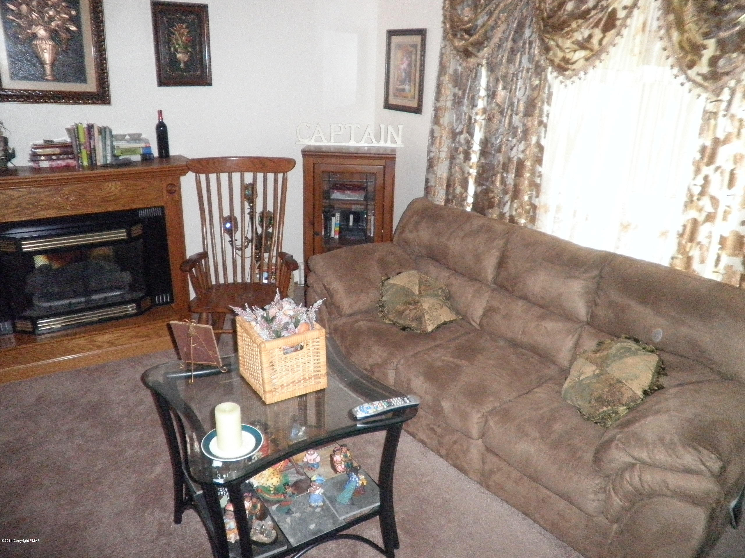 84 West Chipmunk Road Bushkill, PA 18324 - Photo 8 of 26 livingroom