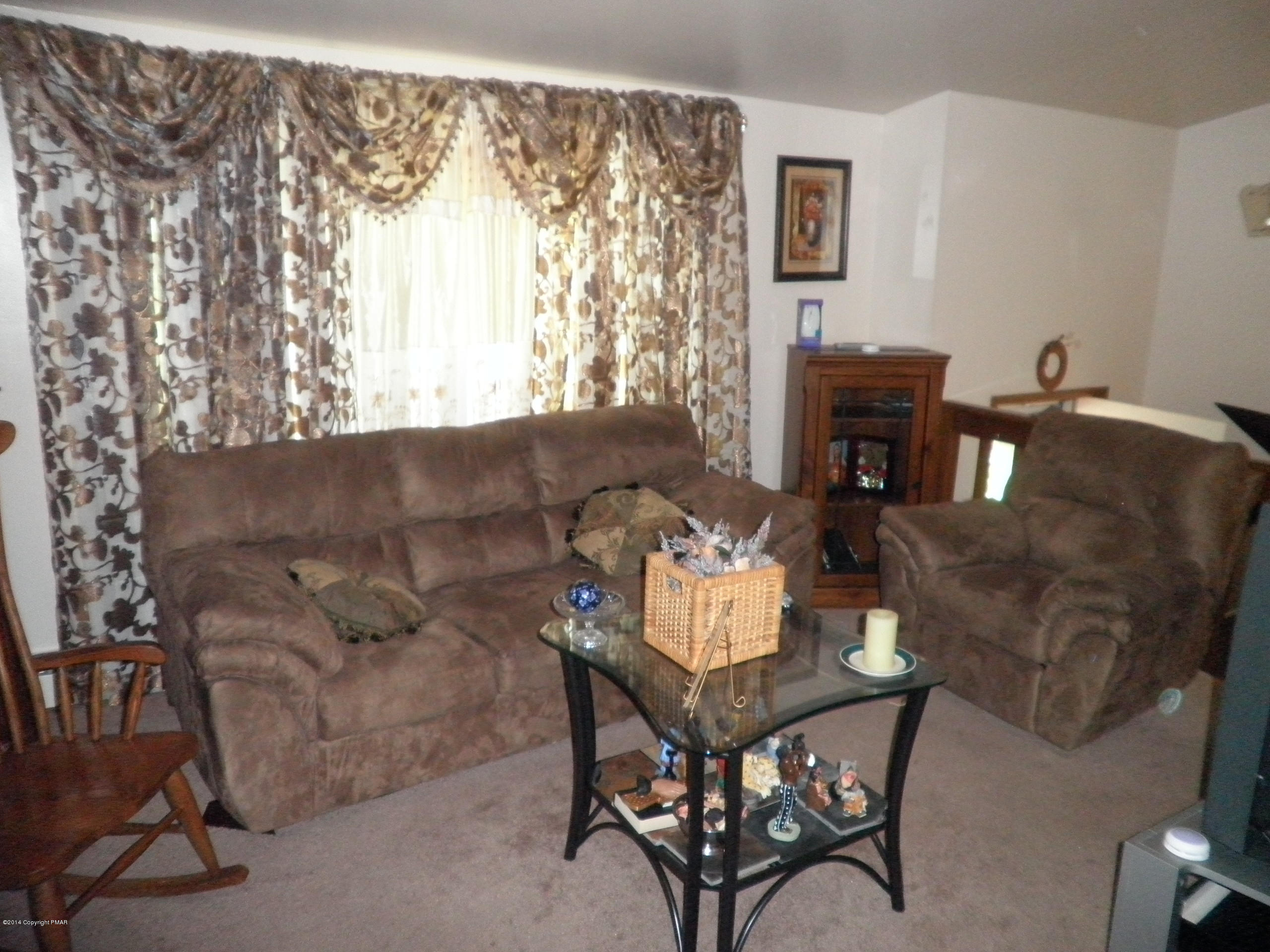 84 West Chipmunk Road Bushkill, PA 18324 - Photo 9 of 26 livingroom