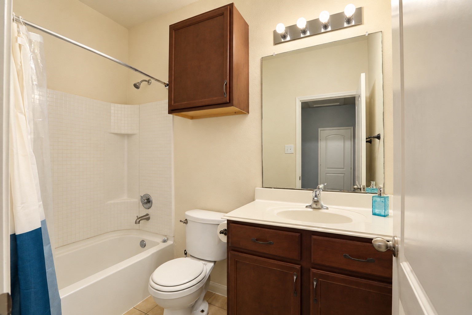 1634 Pink Stone Drive Rosharon, TX 77583 - Photo 25 of 38 Bathroom #2 Tub and shower combo