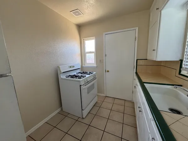$499,990 | 3236 East Clinton Avenue, Fresno, CA 93703