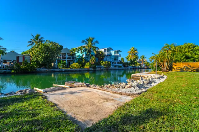 a view of a big room with closet and wooden floor