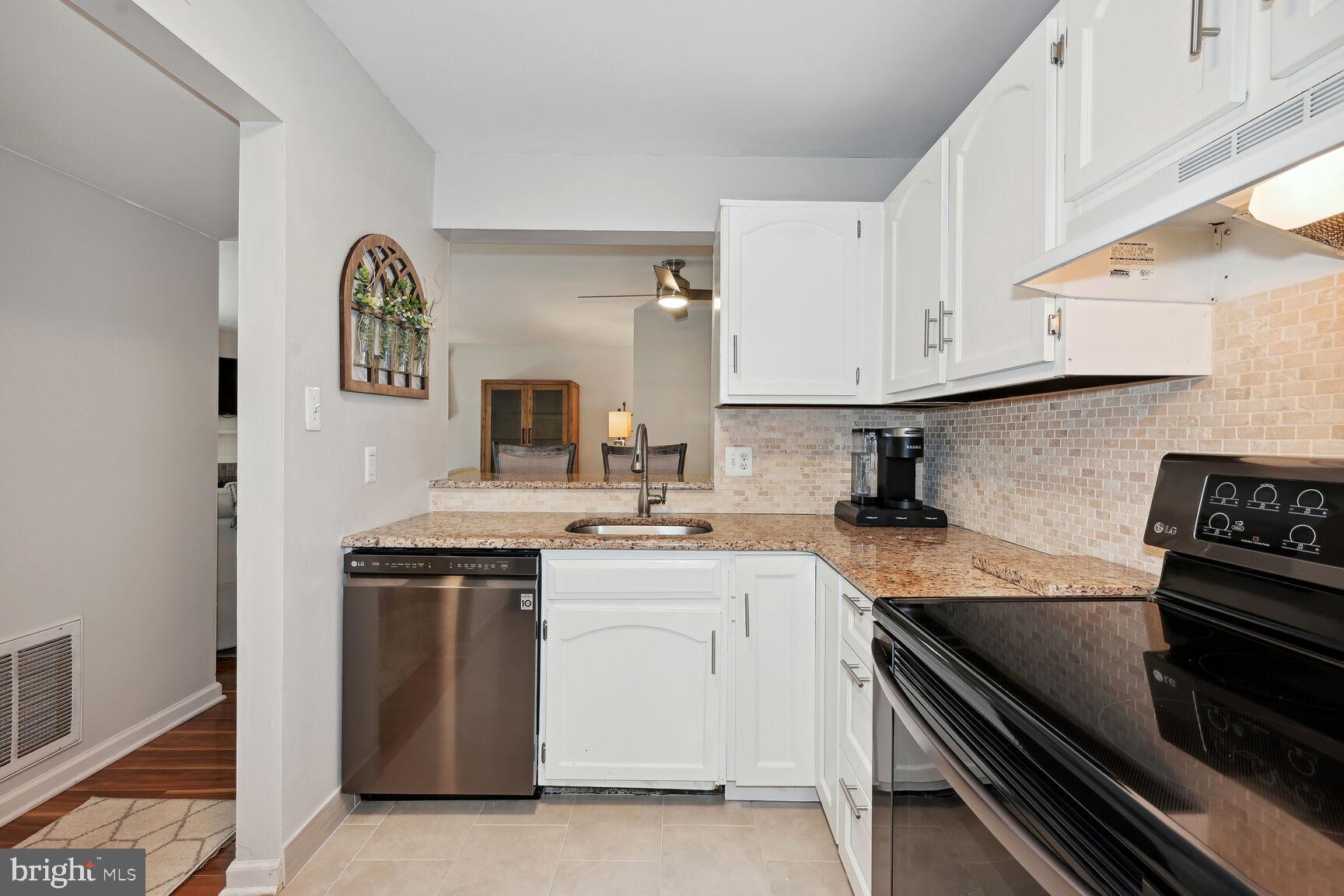 25 South Church Road, Unit 167 Maple Shade, NJ 08052 - Photo 8 of 27 Open to Breakfast Bar