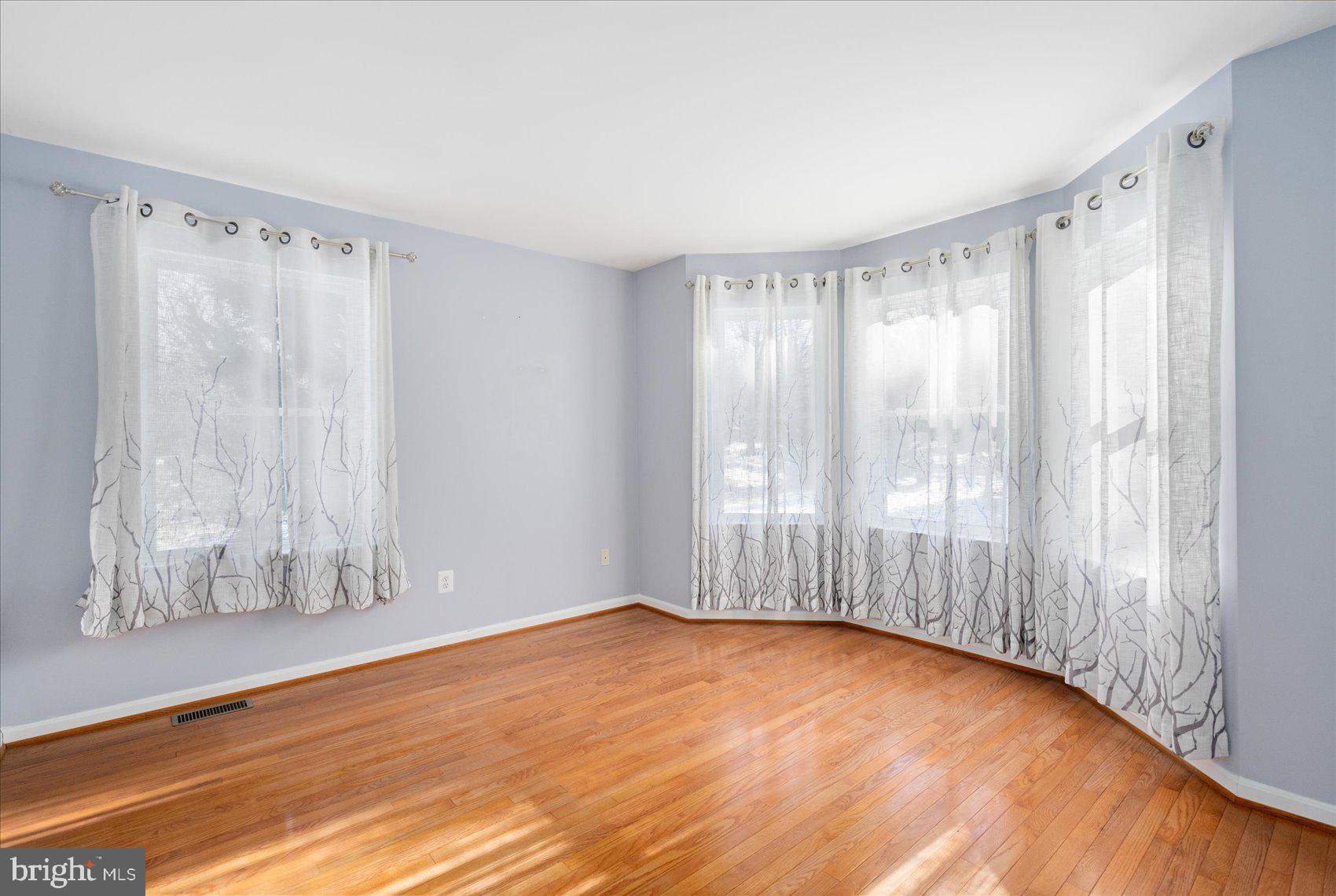 2112 Holly Neck Road Baltimore, MD 21221 - Photo 3 of 40 Living Room