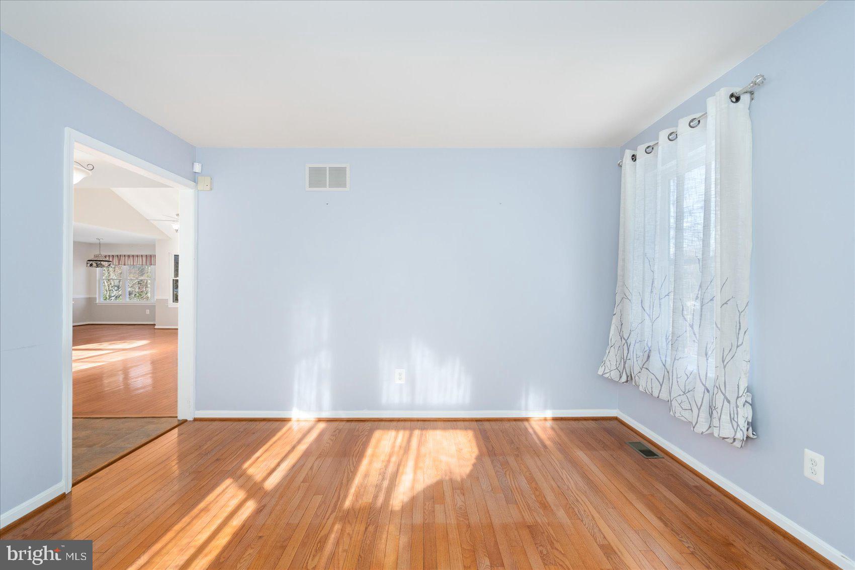2112 Holly Neck Road Baltimore, MD 21221 - Photo 4 of 40 Living Room