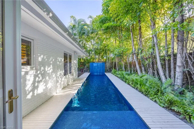 a view of a house with backyard and garden
