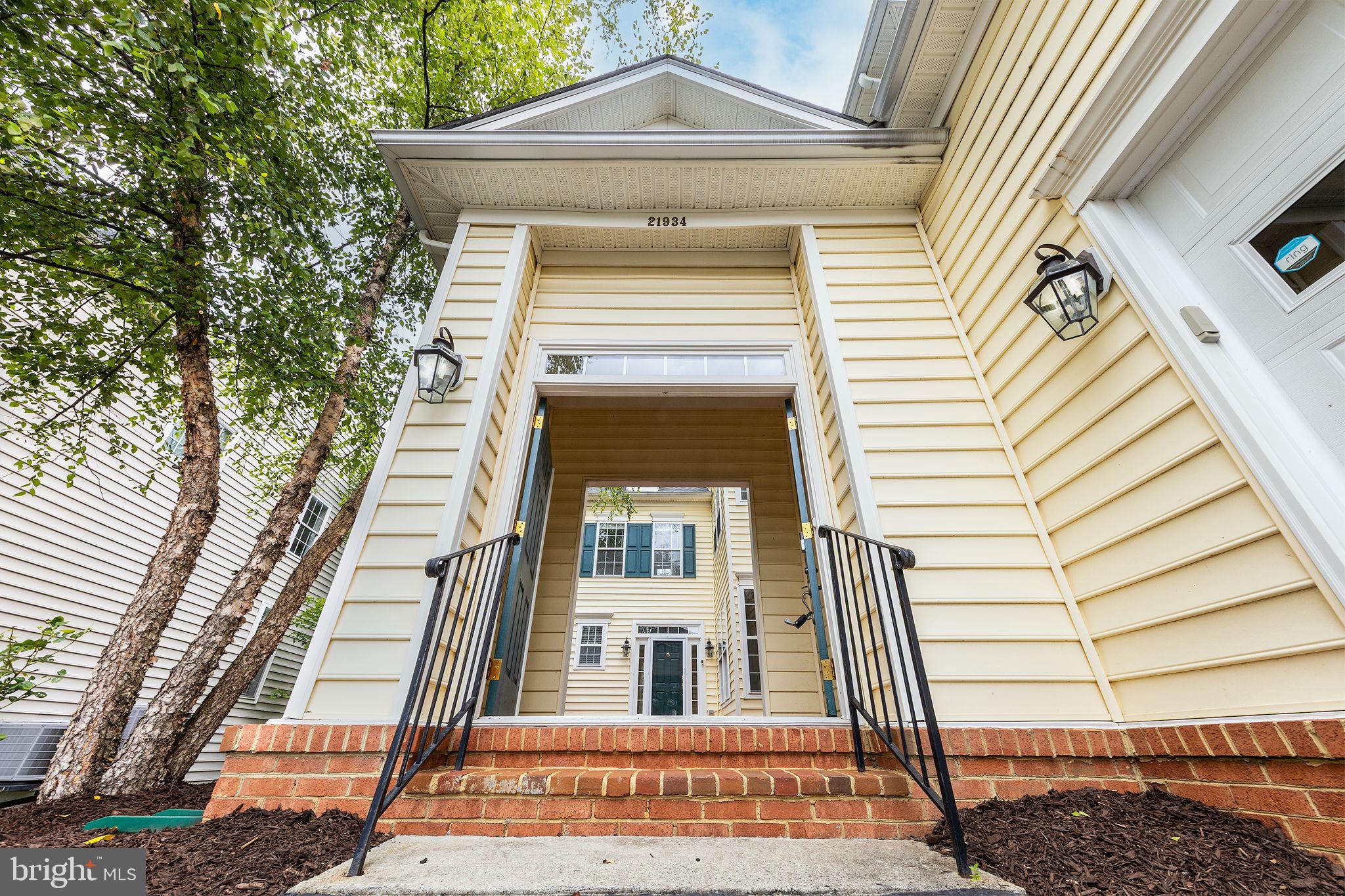 21934 Windover Drive Broadlands, VA 20148 - Photo 5 of 54 Entrance to Front Courtyard