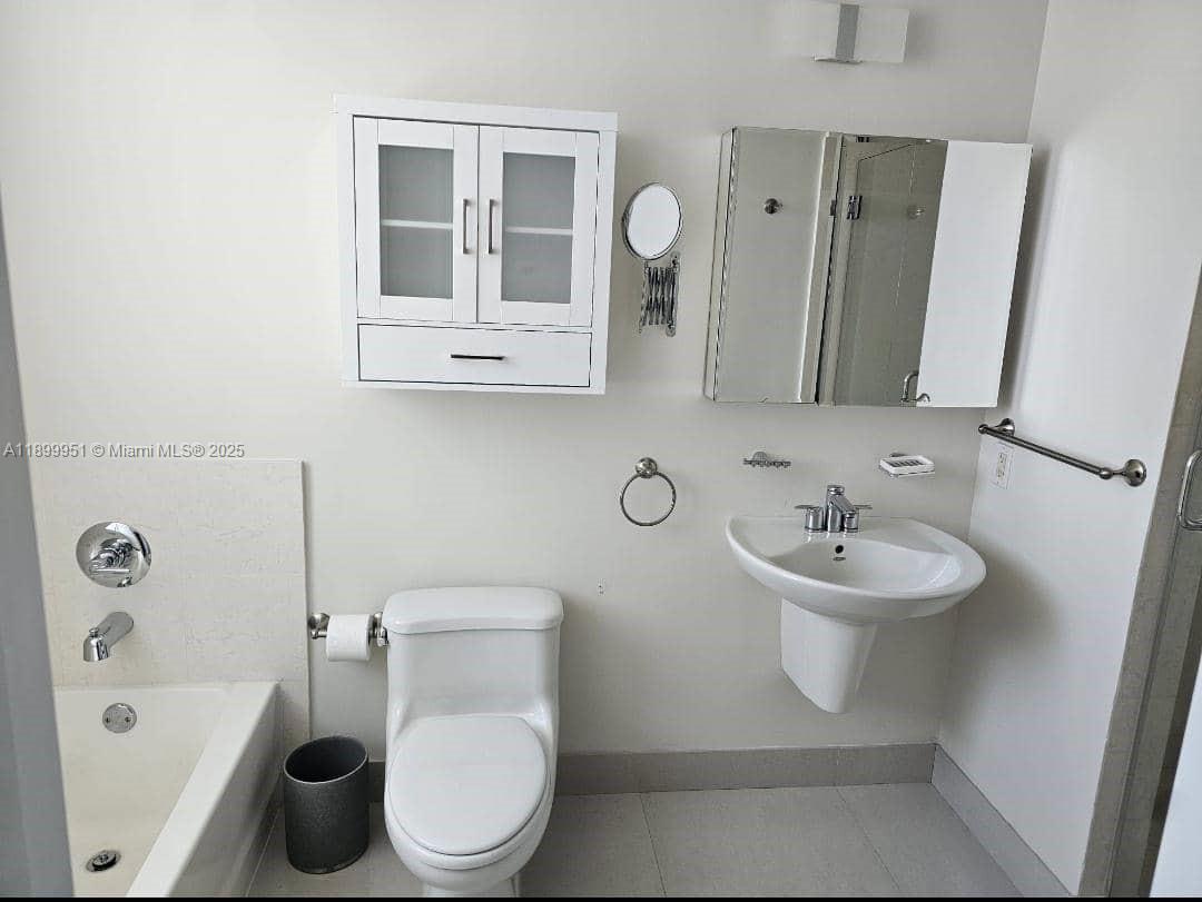 60 Southwest 13th Street, Unit 1900 Miami, FL 33130 - Photo 18 of 95 Master Bath Sink Toilet Tub