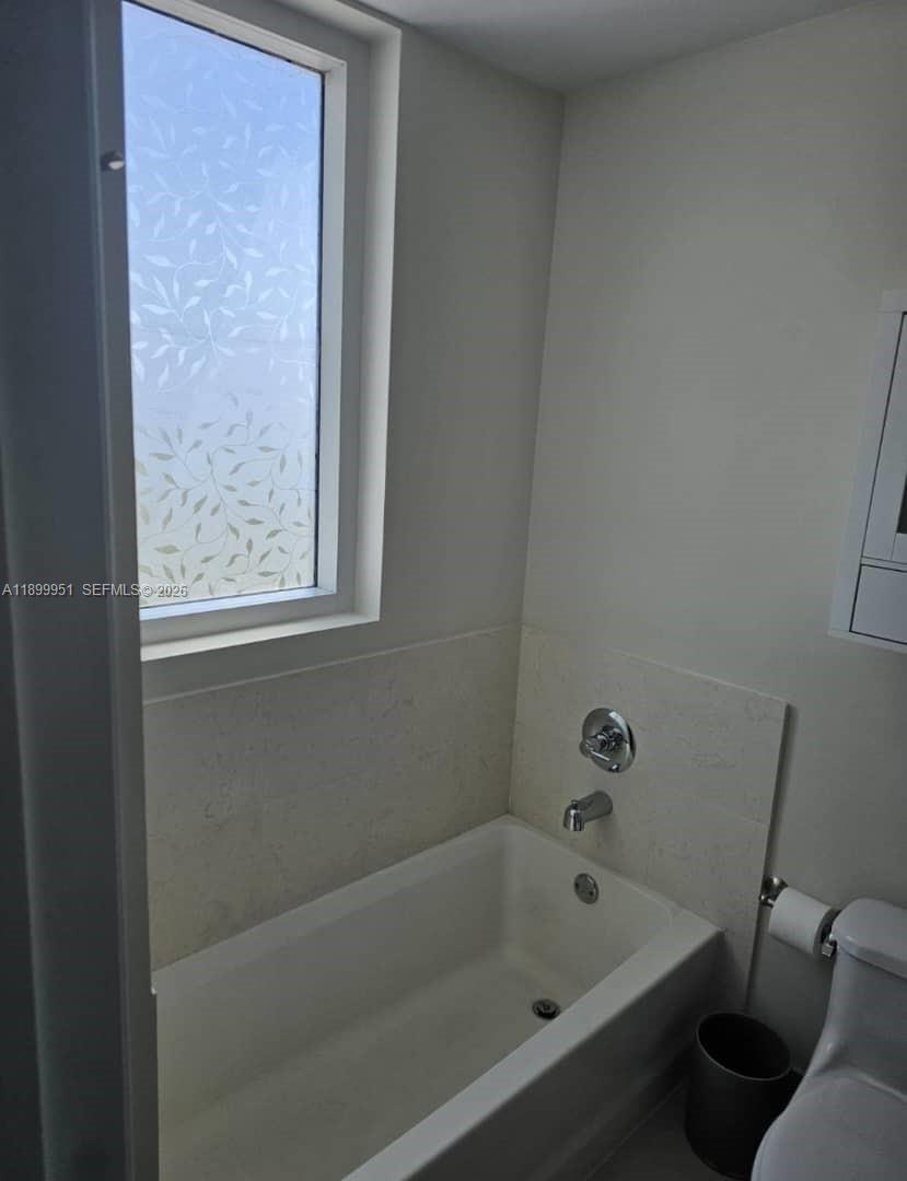 60 Southwest 13th Street, Unit 1900 Miami, FL 33130 - Photo 19 of 96 a bathroom with a bathtub