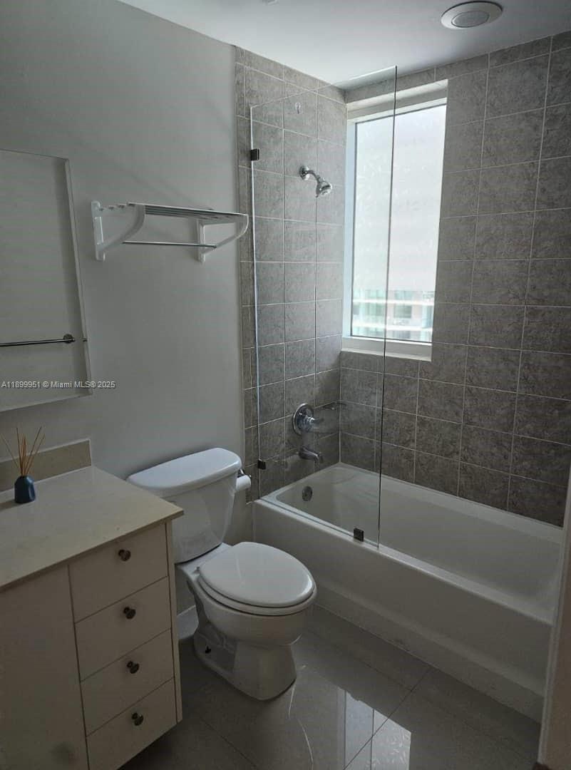 60 Southwest 13th Street, Unit 1900 Miami, FL 33130 - Photo 43 of 95 a bathroom with a toilet a sink and bathtub