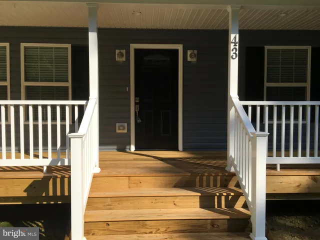 a view of entrance door of the house