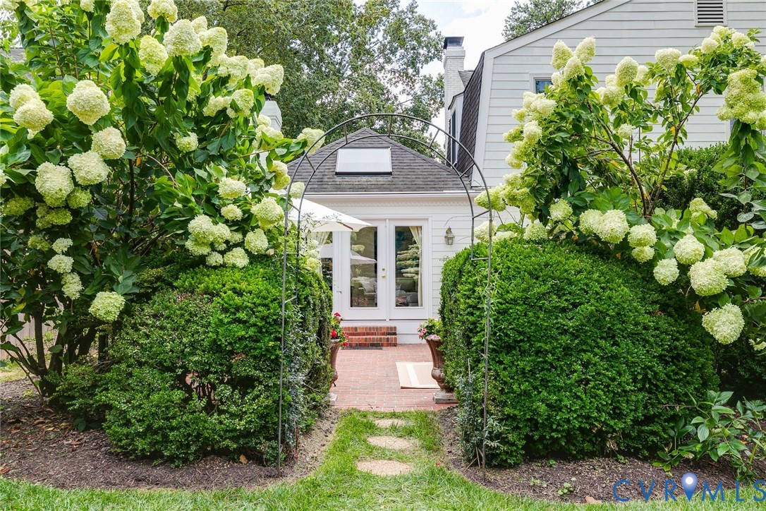 7706 Stuart Hall Road Henrico, VA 23229 - Photo 48 of 50 Boxwood, hydranges