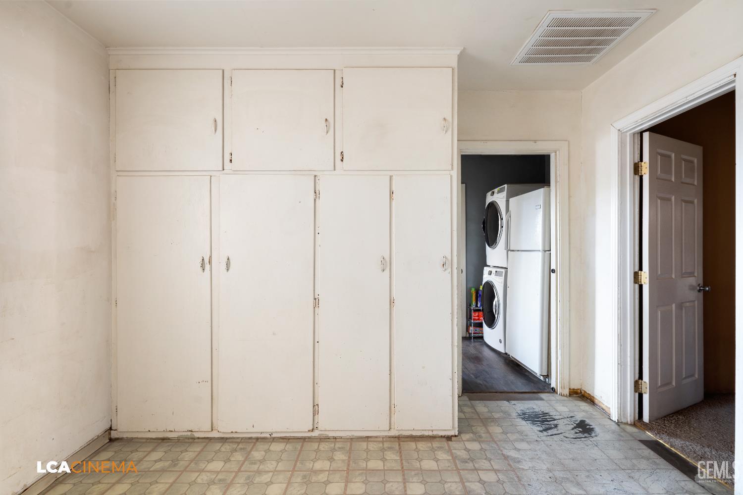 Undisclosed Address Bakersfield, CA 93308 - Photo 14 of 19 an empty room with windows