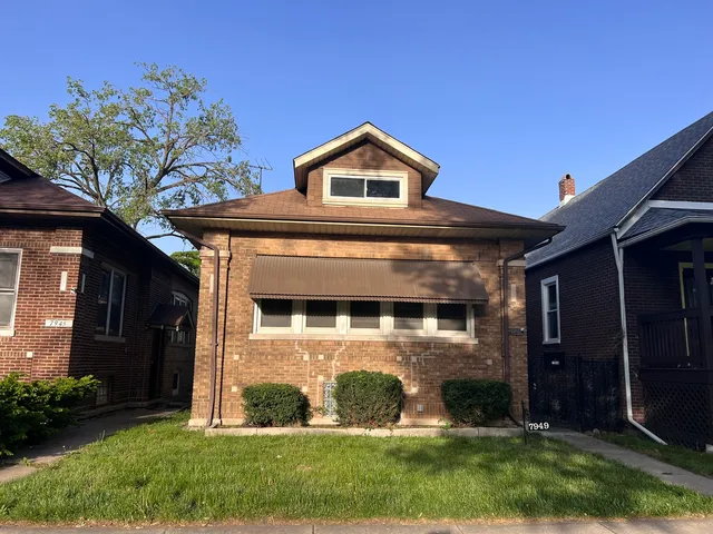 a view of front of house with a yard
