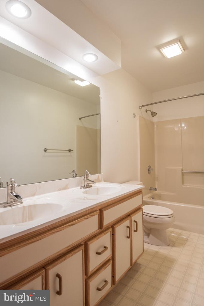 368 Koser Road Lititz, PA 17543 - Photo 34 of 43 Second Floor Full Bath