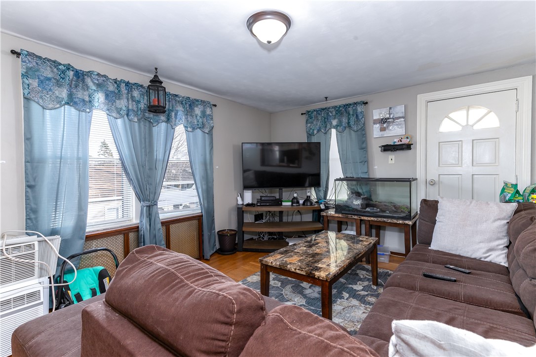 120 Beacon Avenue Woonsocket, RI 02895 - Photo 8 of 28 120 Beacon Living Room